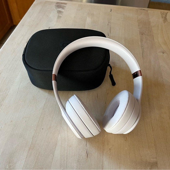 Beats Solo 4 over ear headphones light pink - Picture 1 of 16